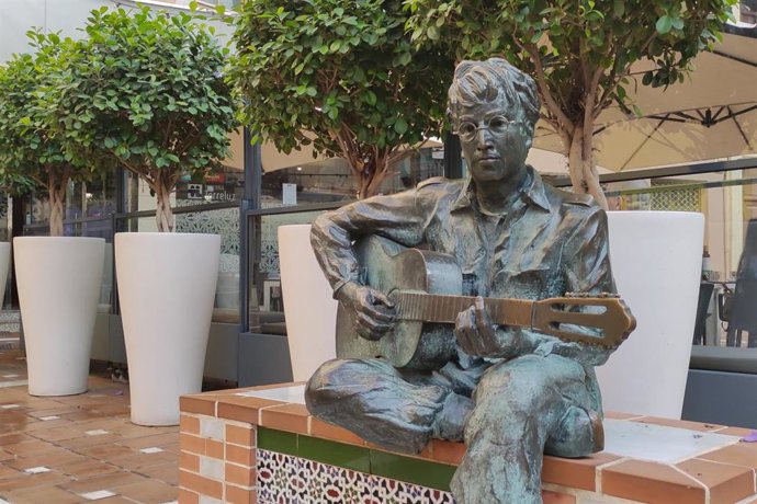 Archivo - Estatua de John Lennon en la Plaza Flores de Almería.