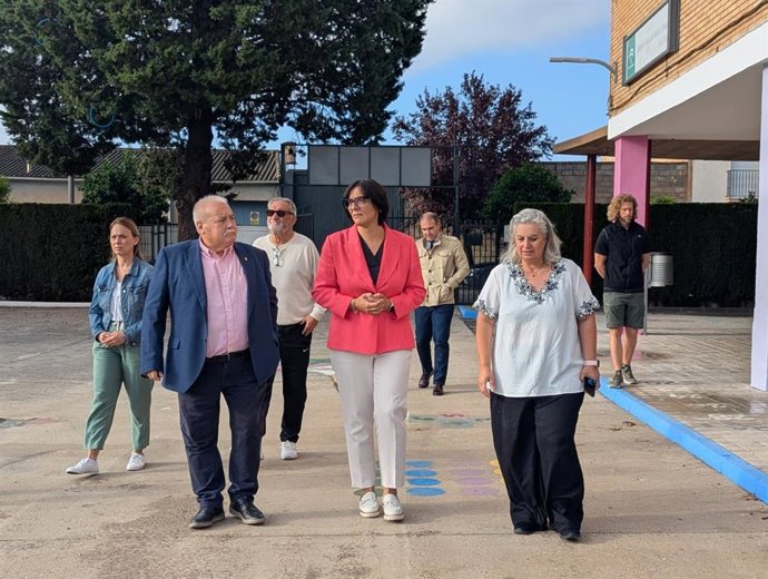 La delegada de Desarrollo Educativo de la Junta en Granada, María José Martín, en el centro en la imagen, junto al alcalde de Valderrubio, Antonio García Ramos