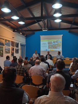 Martínez (centro, al fondo), durante su participación en la jornada 'Ciencia al servicio de la gestión del territorio'.