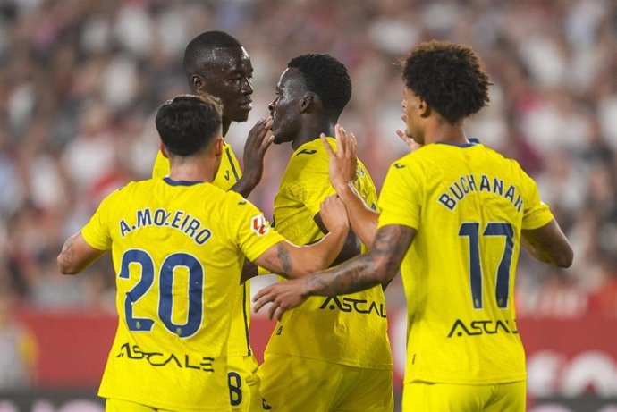 Tani Oluwaseyi celebra un gol con el Villarreal CF junto a sus compañeros en LaLiga EA Sports 2025-26.