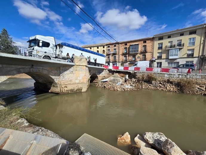 Nuevo desprendimiento en el puente sobre la N-110 en San Esteban de Gormaz (Soria)