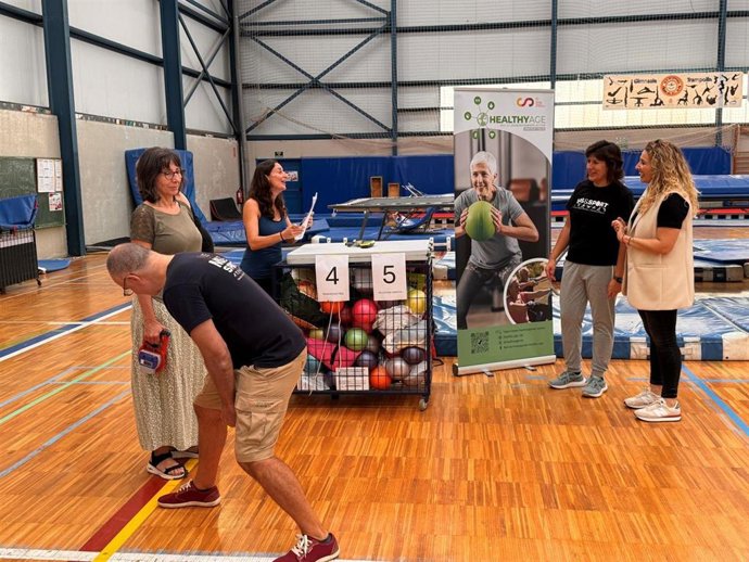 La concejala de Derechos Sociales y Familia, María del Mar Pérez, visita el espacio de mediciones