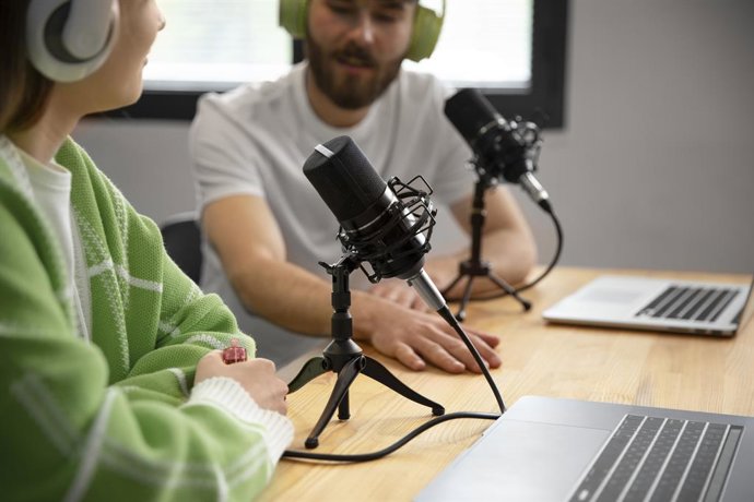 Archivo - Grabaciónde un pódcast.