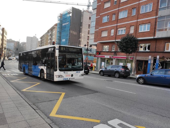 Archivo - Autobús de transporte público en Oviedo, TUA