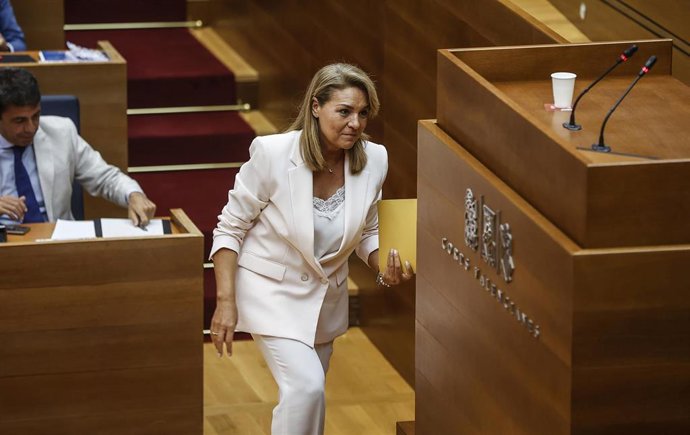 Archivo - La vicepresidenta segunda y consellera de Servicios Sociales, Igualdad y Vivienda, Susana Camarero, durante un pleno de las Corts Valencianes