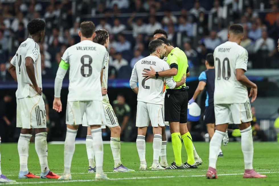 Daniel Carvajal charla con el colegiado Irfan Peljto tras ser expulsado en el Real Madrid-Olympique de Marsella de la Liga de Campeones 25-26