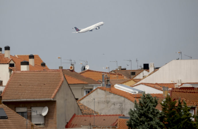 Vista de un avión despegando, desde el Mirador de Paracuellos de Jarama, a 1 de agosto de 2025, en Paracuellos de Jarama, Madrid (España). Aena prevé más de 28.