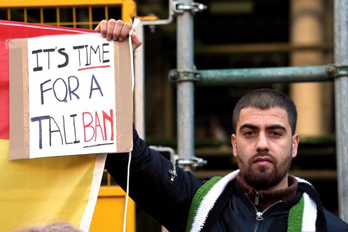 Archivo - 25 February 2025, United Kingdom, London: A protester holds a placard outside Lord's Cricket Ground in London demonstrate against England's cricket match against Afghanistan in a Champions Trophy match, as female participation in sport has effec