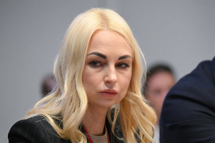Archivo - RUSSIA, ST PETERSBURG - JUNE 19, 2025: Marina Tauber, member of the Moldovan political bloc ''Victory'', meets with Russia's Transport Minister Roman Starovoit (not pictured) on the sidelines of the 28th St Petersburg International Economic Foru