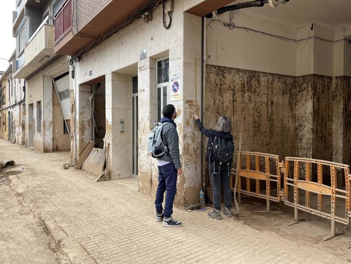 Mesura de nivells d'inundació a Paiporta