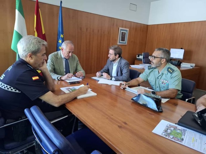 El subdelegado del Gobierno, Francisco Toscano, visita Tomares.