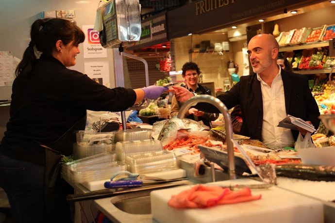Archivo - El líder del PP a l'Ajuntament de Barcelona, Daniel Sirera, en un mercat