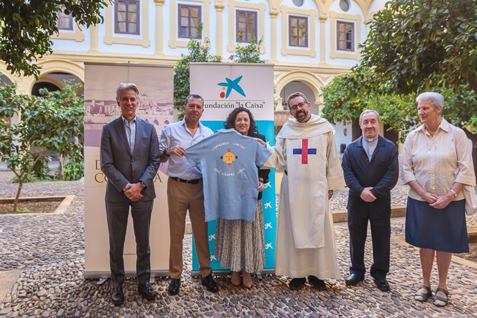 Resposables Fundación 'la Caixa', Caixabank y de la Pastorial Penitenciaria de la Diócesis en la presentación del Camino de Santiago en el que participan internos de la prisión cordobesa.