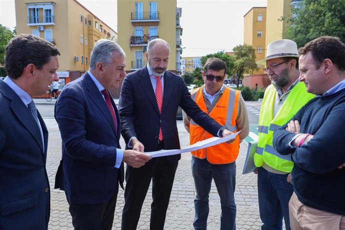 El alcalde visita la ronda del Tamarguillo en las obras de Asfaltado de 2024, imagen de archivo.