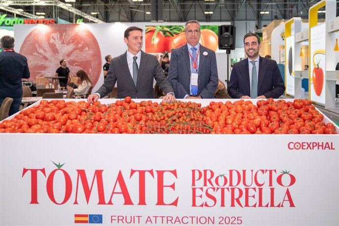El presidente de la Diputación de Almería, Javier Aureliano García, junto al vicepresidente Ángel Escobar y el diputado de Promoción Agroalimentaria, Carlos Sánchez, en el espacio expositivo del tomate de Fruit Attraction 2025 en Ifema Madrid.