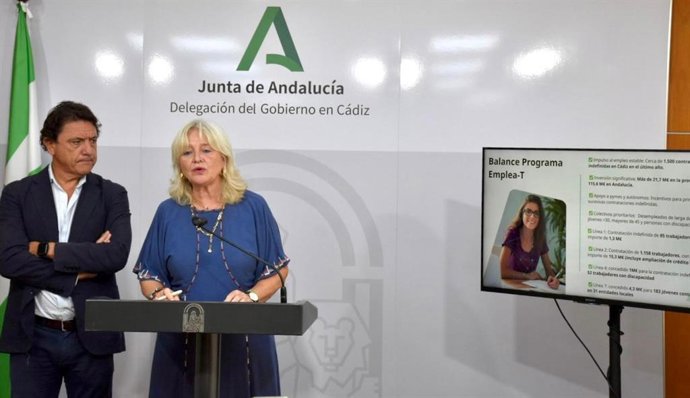 La delegada de la Junta en Cádiz, Mercedes Colombo, y el delegado territorial de Empleo, Empresa y Trabajo Autónomo en la provincia, Daniel Sánchez Román, en rueda de prensa.