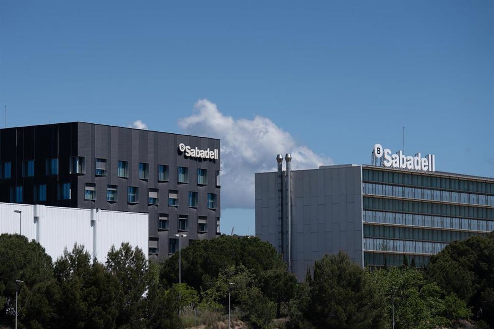 Archivo - Exterior de la sede de Banco Sabadell, a 17 de abril de 2025, en Barcelona, Cataluña (España).