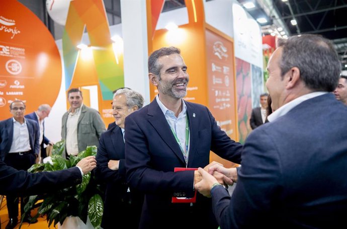 El consejero de Agricultura, Pesca, Agua y Desarrollo Rural, Ramón Fernández-Pacheco (c), durante la inauguración de Fruit Attraction. A 30 de septiembre de 2025, en Madrid (España). 