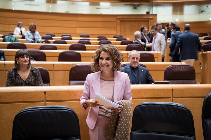 La vicepresidenta primera y ministra de Hacienda, María Jesús Montero, a su llegada a una sesión de control al Gobierno, en el Senado, a 30 de septiembre de 2025, en Madrid (España). 