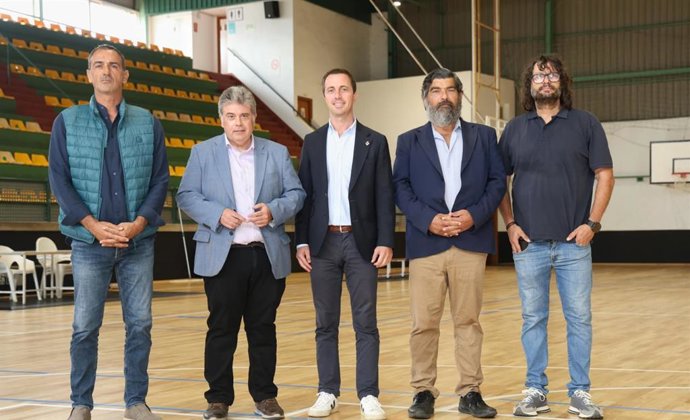 Visita del presidente del Consell, Llorenç Galmés, y el conseller insular Pedro Bestard a las reformas del pabellón Miquel Capó Soler de Sa Pobla