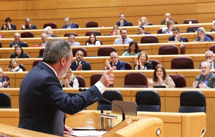Archivo - El portavoz del PSOE en el Senado, Juan Espadas, durante un pleno en el Senado, a 9 de abril de 2025, en Madrid (España). El grupo popular defiende durante el pleno de hoy una moción para reprobar a la vicepresidenta primera y ministra de Hacien