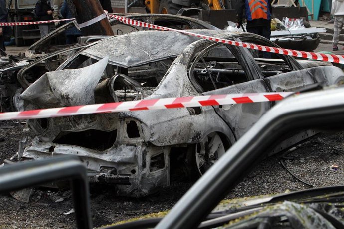 Archivo - Un coche calcinado por un ataque ruso sobre Dnipró, imagen de archivo.