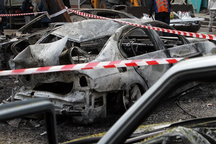 Archivo - April 17, 2025, Dnipro, Ukraine: A calcinated car is in the courtyard of a residential area damaged by the large-scale Russian drone attack, which took place on Wednesday evening, April 16, Dnipro, Ukraine, April 17, 2025. The Russian strike cla
