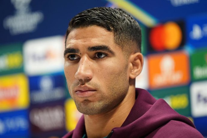 Archivo - El defensa hispanomarroquí del PSG Achraf Hakimi en rueda de prensa en el Emirates Stadium del Arsenal.