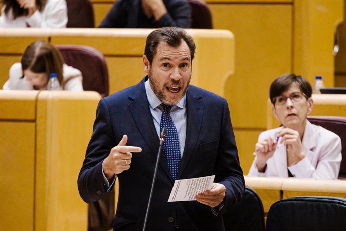 El ministro de Transportes y Movilidad Sostenible, Óscar Puente, durante una sesión de control al Gobierno en el Senado, a 16 de septiembre de 2025, en Madrid (España). 
