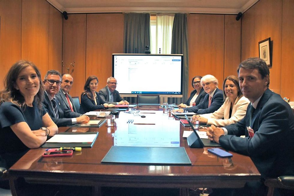 La vicesecr. del CGPJ Isabel de Rada; los vocales José Carlos Orga, José Antonio Montero, Lucía Avilés y Luis Martín Contreras; la secr.gral.del CGAE Encarna Orduna, el pte. Salvador González, la decana del ICAB, Cristina Vallejo y sec.gral. Borja Vargu