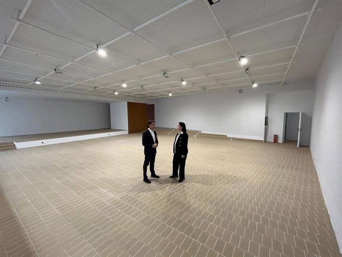 Archivo - Los concejales del equipo de gobierno del PP Carlos de Juan (i) y Nayma Beldjilali (d) durante una visita a las obras del Centro 14