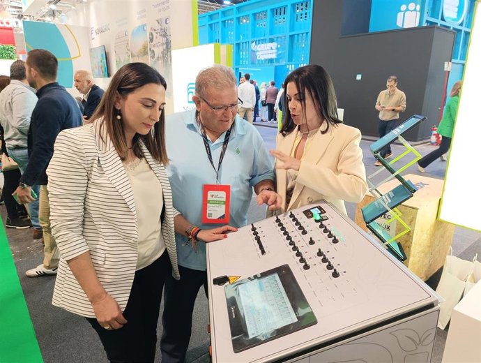 Imagen de la consejera de Agua, Agricultura, Ganadería y Pesca, Sara Rubira, durante su visita al estand de la empresa Ritec en Fruit Attraction