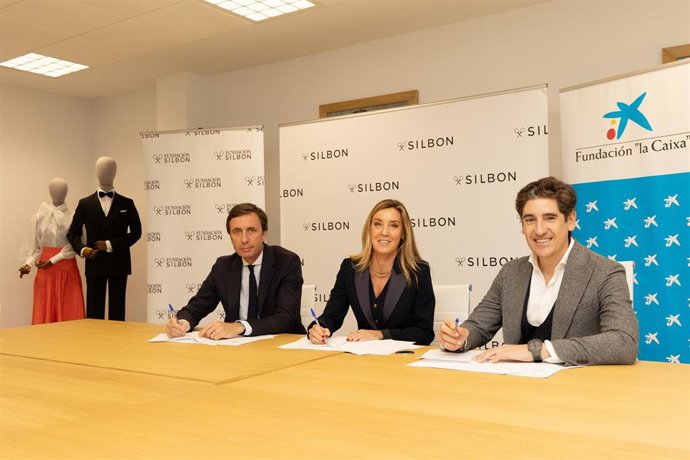 El presidente de Fundación Silbon, Juan Jurado; la directora del Centro de Empresas de CaixaBank en Córdoba, Eva Mesa, y el CEO de Silbon, Pablo López, en la firma del acuerdo.