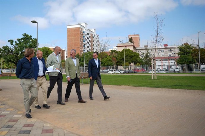 El alcalde de Sevilla visita el nuevo parque de la Cruz del Campo antes de su inauguración oficial.