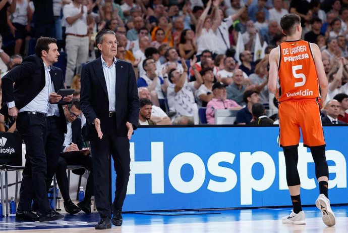 Archivo - Pedro Martínez, entrenador de Valencia Basket, junto al base Sergio de Larrea.