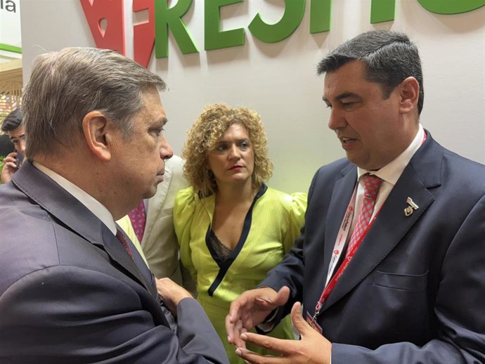 El ministro de Agricultura y Pesca, Luis Planas, (izquierda) y el presidente de Freshuelva, Francisco José Gómez.
