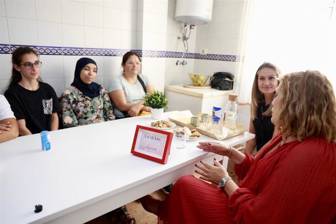 La presidenta del Parlamento de Canarias, Astrid Pérez, en una visita al 'Proyecto Canguro' de la asociación Anchieta