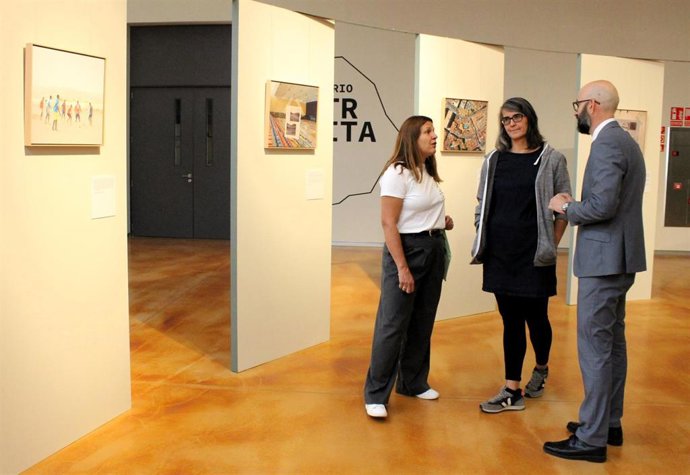 La directora general de Ciuden, Yasodhara López (izquierda); la comisionada para la celebración de los 50 años de España en Libertad, Carmina Gustrán (centro) y el subdelegado del Gobierno en León, Héctor Alaiz Moretón, en la presentación de la muestra.