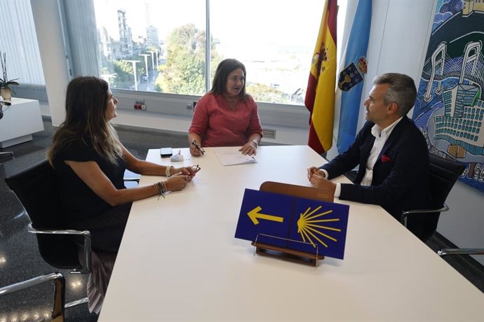 La delegada de la Xunta en Vigo, Ana Ortiz, se reúne con la nueva directiva de la Asociación de Hostelería de Vigo.