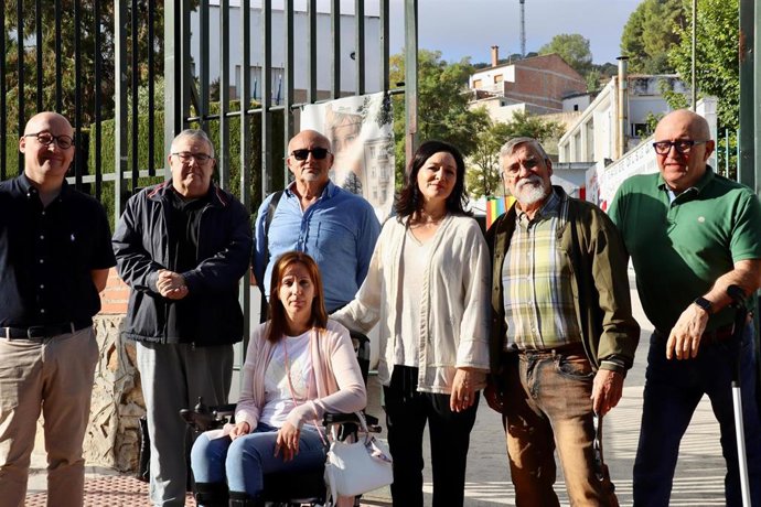 Crespín (centro), junto a dirigentes y militantes de su partido en Priego, ante el Colegio Cristóbal Luque Onieva.