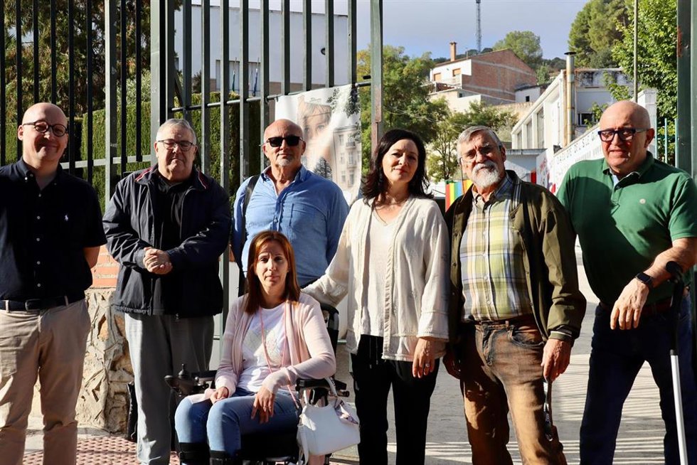 Crespín (centro), junto a dirigentes y militantes de su partido en Priego, ante el Colegio Cristóbal Luque Onieva.