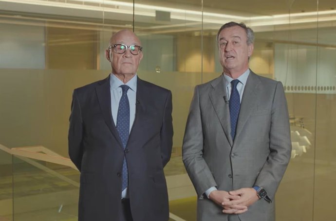 Archivo - El presidente de Banco Sabadell, Josep Oliu, y el consejero delegado, César González-Bueno.