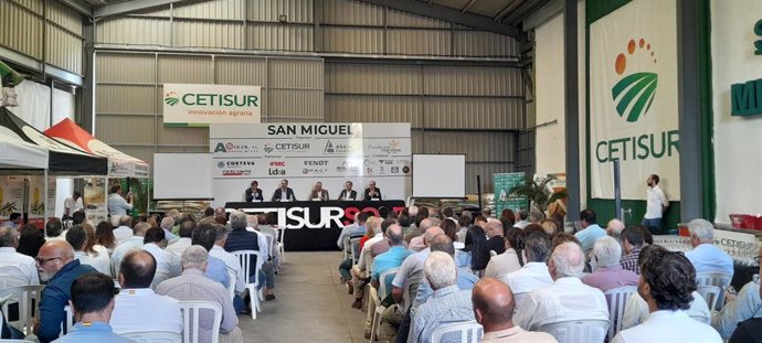 Encuentro de agricultores en el comienzo del año agrícola.