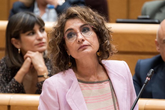 La vicepresidenta primera y ministra de Hacienda, María Jesús Montero, durante una sesión de control al Gobierno, en el Senado, a 30 de septiembre de 2025, en Madrid (España). 