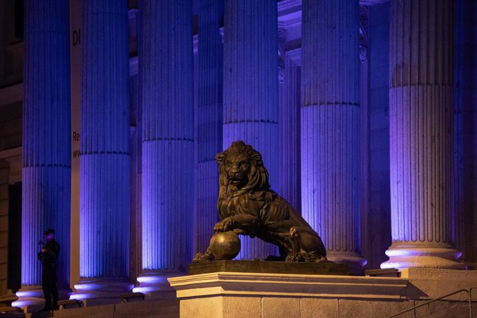 Archivo - La fachada del Congreso de los Diputados iluminada de color morado, a 25 de noviembre de 2023, en Madrid (España). El Congreso se ha iluminado de color morado para visibilizar y sensibilizar a la ciudadanía sobre la gravedad de la violencia ejer