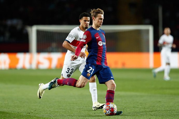Archivo - Frenkie de Jong y Zaïre-Emery durante el último partido entre Barça y PSG.  
