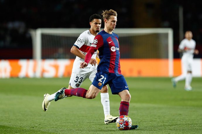 Archivo - Warren Zaire-Emery of PSG and Frenkie de Jong of FC Barcelona in action during the UEFA Champions League, Quarter-final Second Leg, match played between FC Barcelona and Paris Saint-Germain FC at Estadio Olimpico de Montjuic on April 16, 2024, i