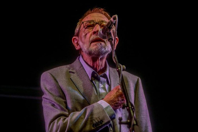 Archivo - El cantante y compositor Pablo Guerrero, durante su concierto donde ha presentado su disco de despedida  "Y volvimos a abrazarnos", en la sala Galileo Galilei, a 3 de noviembre de 2021, en Madrid (España). Pablo Guerrero se despide de 50 años de