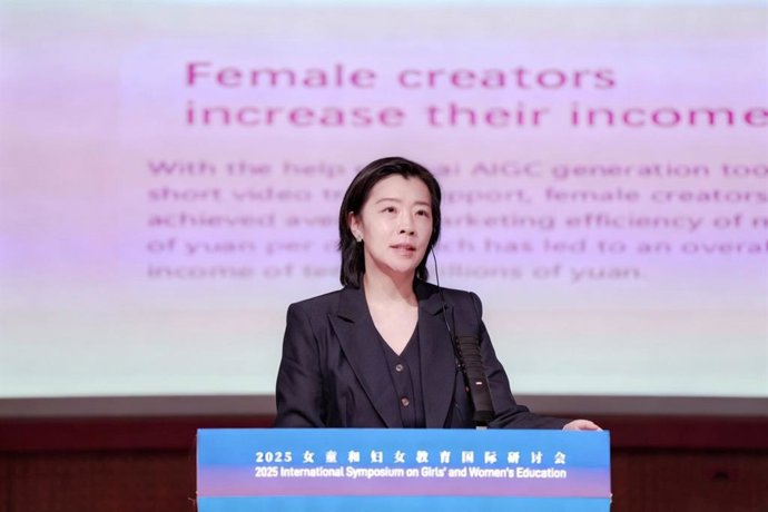 Song Tingting, Vice President of Kuaishou and Chair of the Kuaishou Public Welfare Foundation, speaks at the 2025 International Symposium on Girls' and Women's Education