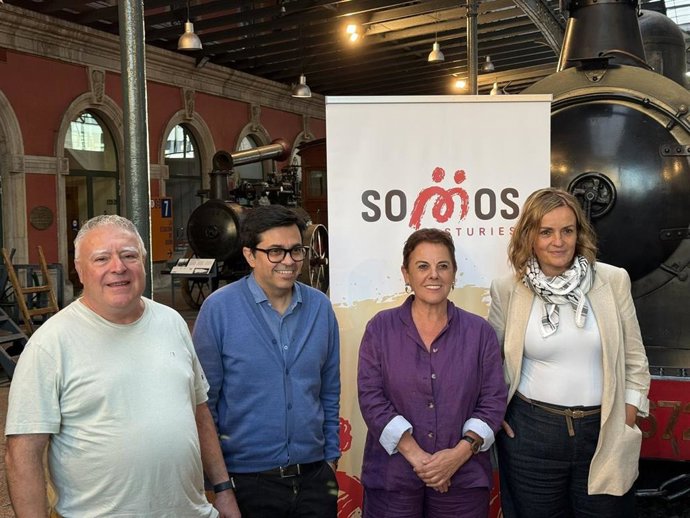 Participantes en la mesa redonda 'Parar a la extrema derecha', organizada por Somos Asturies, en el Museo del Ferrocarril de Gijón.